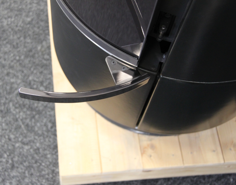 Sloupová krbová kamna THORMA Filakovo - Exkluziv Line - Krbová kamna ATIKA PLUS keramika černá-matná s akumulací, černý lak