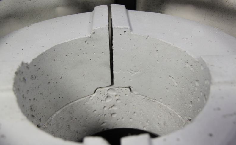 Sloupová krbová kamna THORMA Filakovo - Exkluziv Line - Krbová kamna ATIKA PLUS keramika černá-matná s akumulací, černý lak