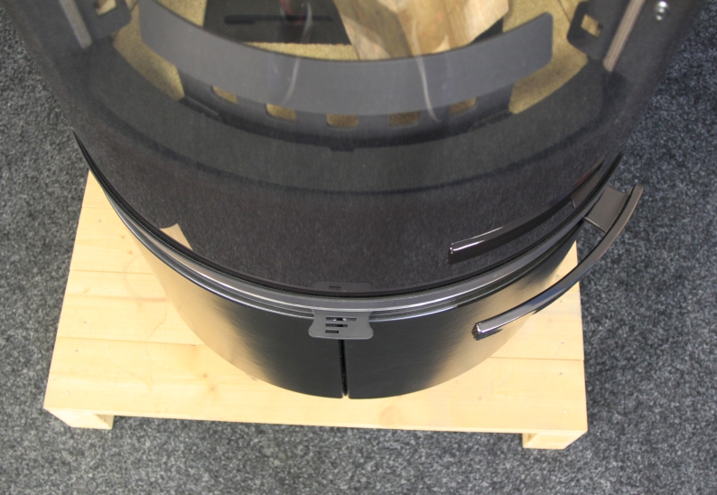 Sloupová krbová kamna THORMA Filakovo - Exkluziv Line - Krbová kamna ATIKA PLUS keramika černá-matná s akumulací, černý lak