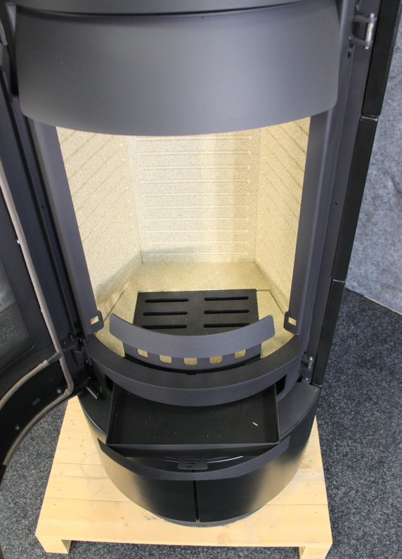 Sloupová krbová kamna THORMA Filakovo - Exkluziv Line - Krbová kamna ATIKA PLUS keramika černá-matná s akumulací, černý lak